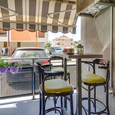 Charming And Sweet Vito In Appartamento Pola