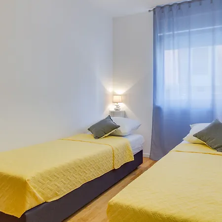 Charming And Sweet Vito In Appartement